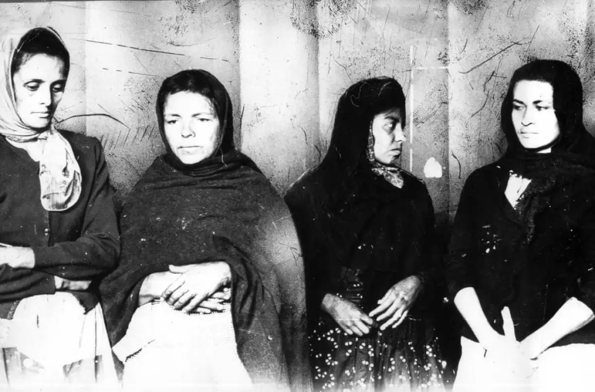 foto en blanco y negro de las cuatro hermanas González Valenzuela, conocidas como Las Poquianchis