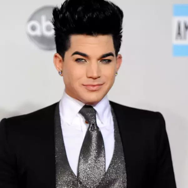 Adam Lambert, ex alumno de `American Idol´ gusta del maquillaje típico de las estrellas glam.