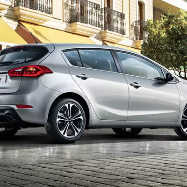 El Cerato Forte también ofrece un modelo de 5 puertas que ofrece amplios espacios para quienes buscan una opción para viajes familiares o con varias personas.