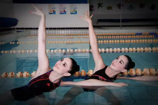 Andrea y Fátima Torre como una misma en la alberca