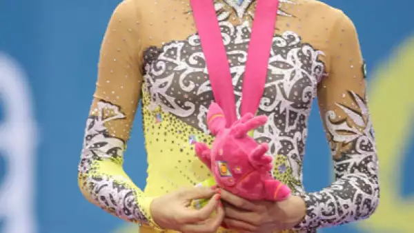 La gimnasta ganó medalla de oro en la categoría de aro.