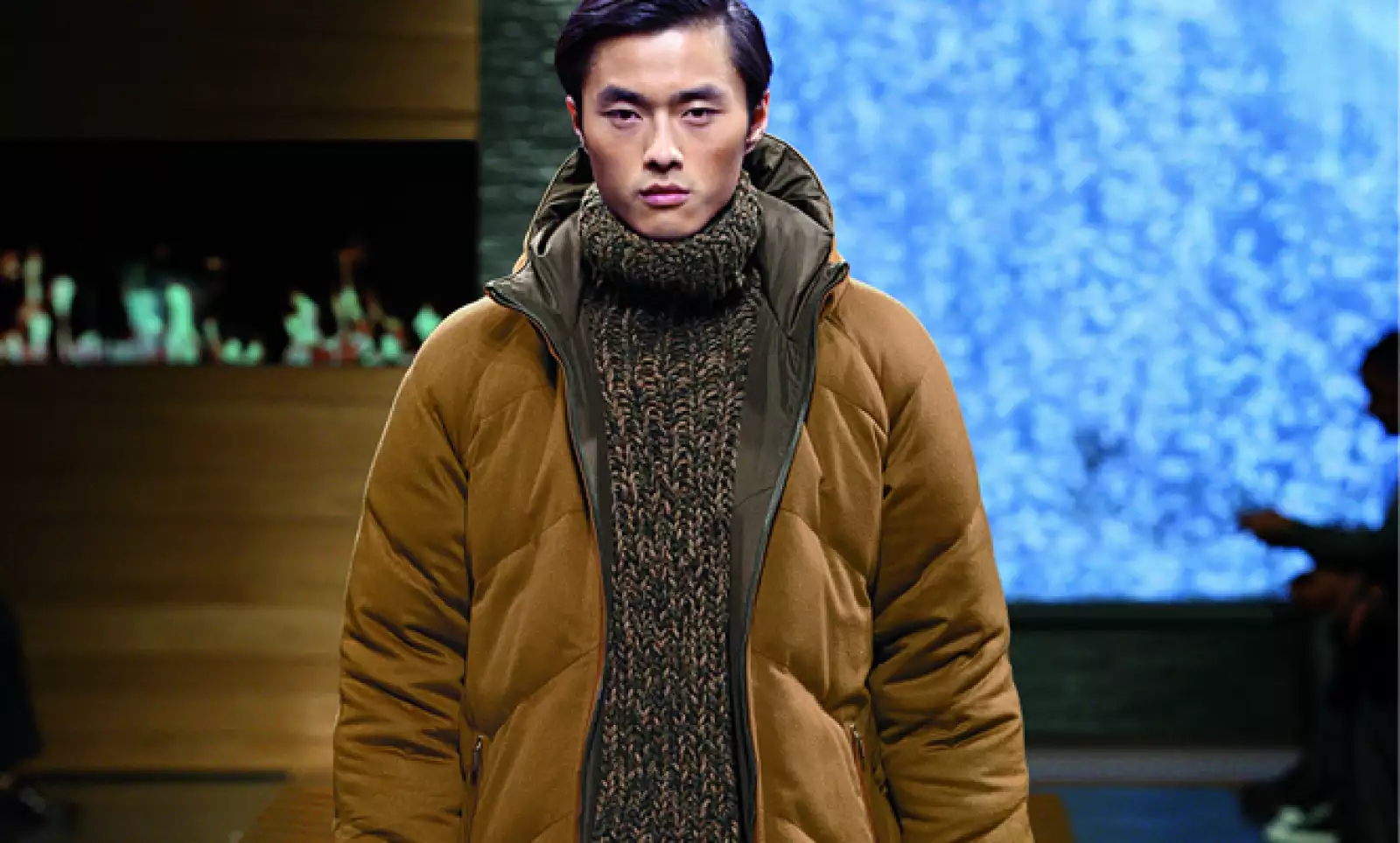 El contorno de la cintura se ensancha y las solapas adquieren protagonismo en los sacos de 4 botones.