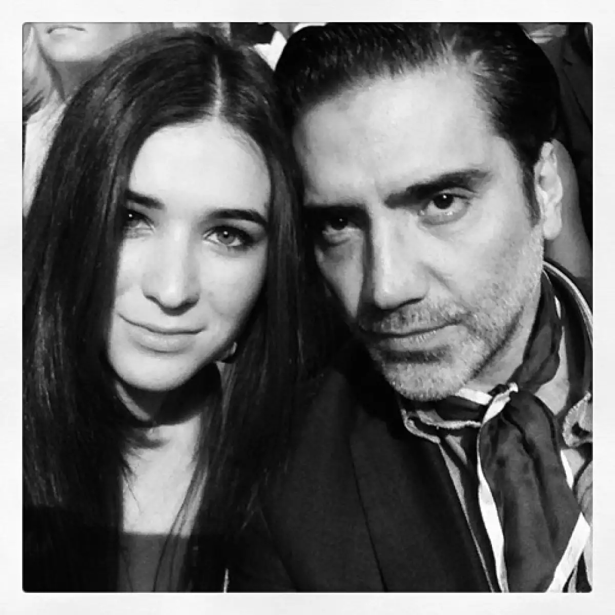 Ambos son muy guapos y tienen estilo.