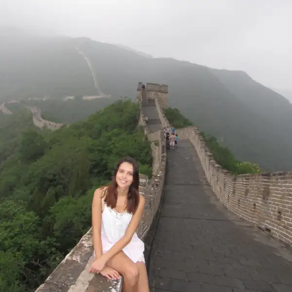 Vanesa muestra la longitud de la Muralla China en esta sorprendente foto.