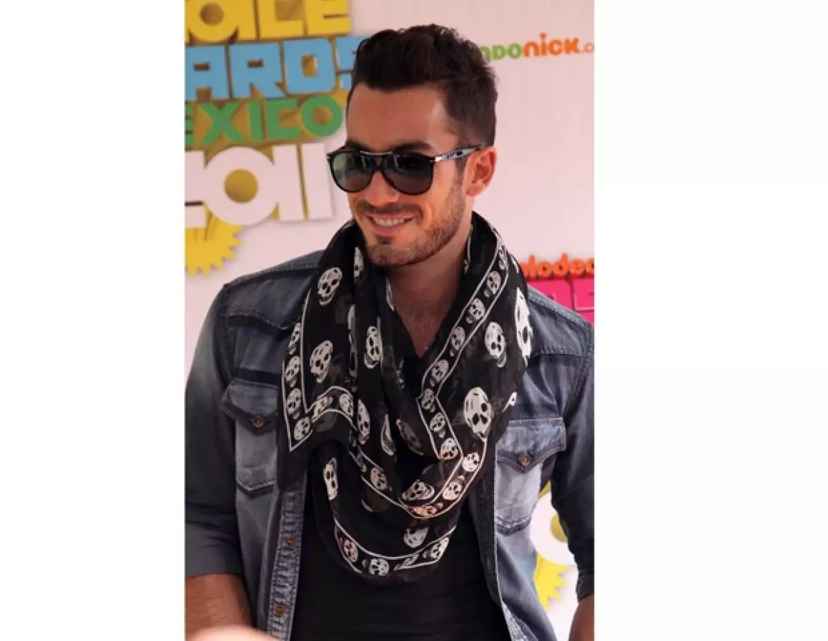 Aarón Díaz lució muy sonriente ante las cámaras.