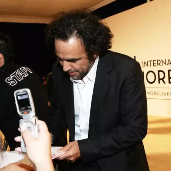 Alejandro también se detuvo por unos momentos a firmar autógrafos.