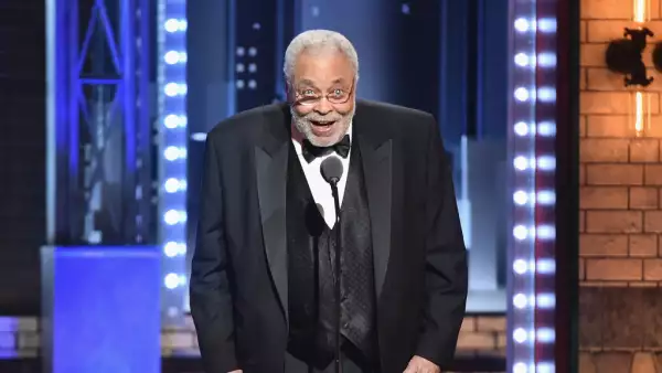 Foto del actor James Earl Jones al aceptar un el reconocimiento de los Tony Awards por una carrera brillante en el teatro, en 2017.