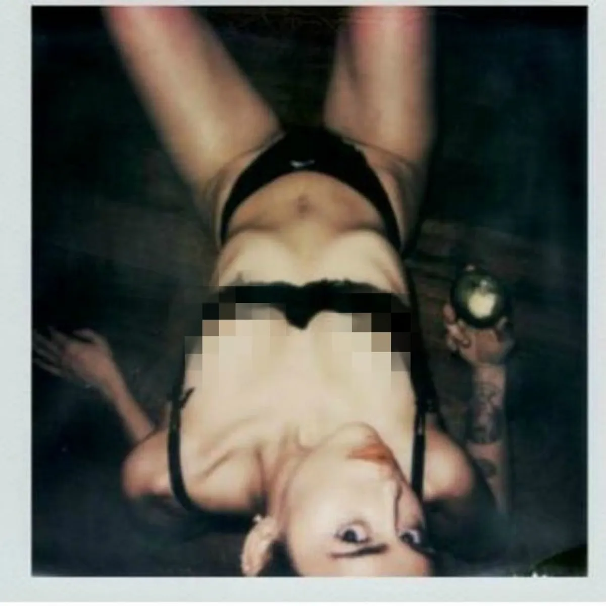 Las posturas en las que son tomadas las fotos también son muy insinuantes.