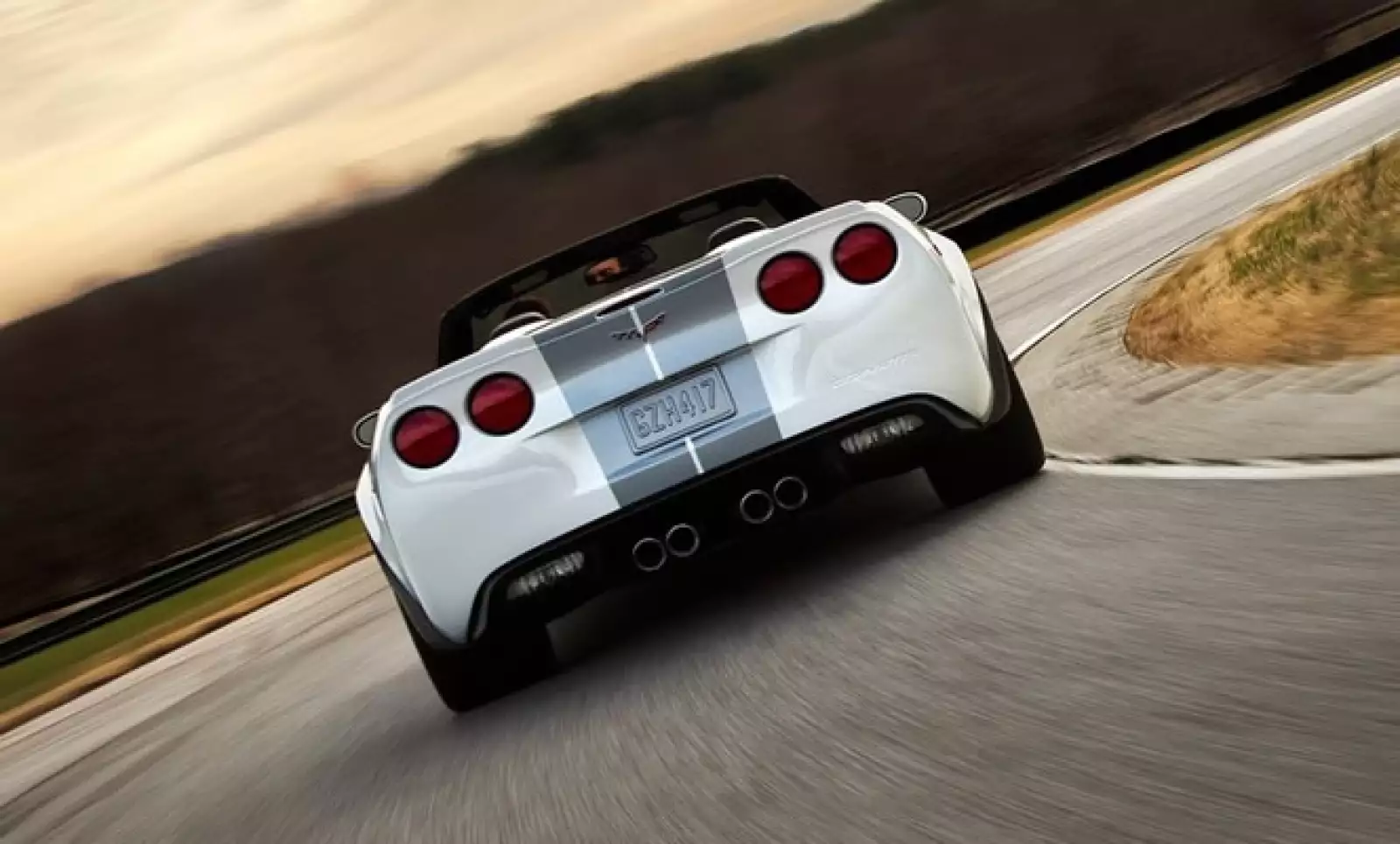 Como características especiales, este modelo cuenta con color exterior Arctic White con franjas en color azul plateado que recorren el cofre, techo y cajuela.