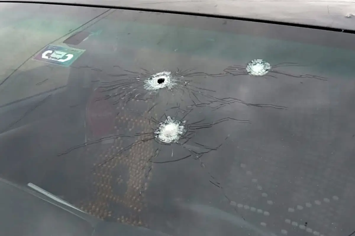 Esta foto de folleto publicada por Radio Kawsachun Coca (RKC) muestra lo que dijo que son impactos de bala en una camioneta en la que viajaba el expresidente boliviano Evo Morales en Cochabamba, Bolivia, el 27 de octubre de 2024.