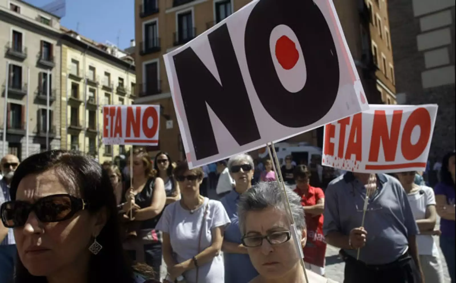 Dos guardias civiles fueron asesinados el jueves durante el último atentado atribuido por el Gobierno de España a la banda separatista vasca ETA, en Mallorca. El viernes se condenó este atentado con marchas de silencio. Los eventos coinciden con el 50 ani