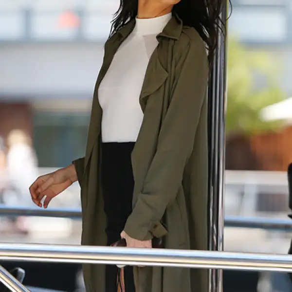 La modelo estaba en una presentación en Australia, para el que llevó una falda pencil negra y un top blanco, el cual complementó con un trenchcoat de Forever 21.