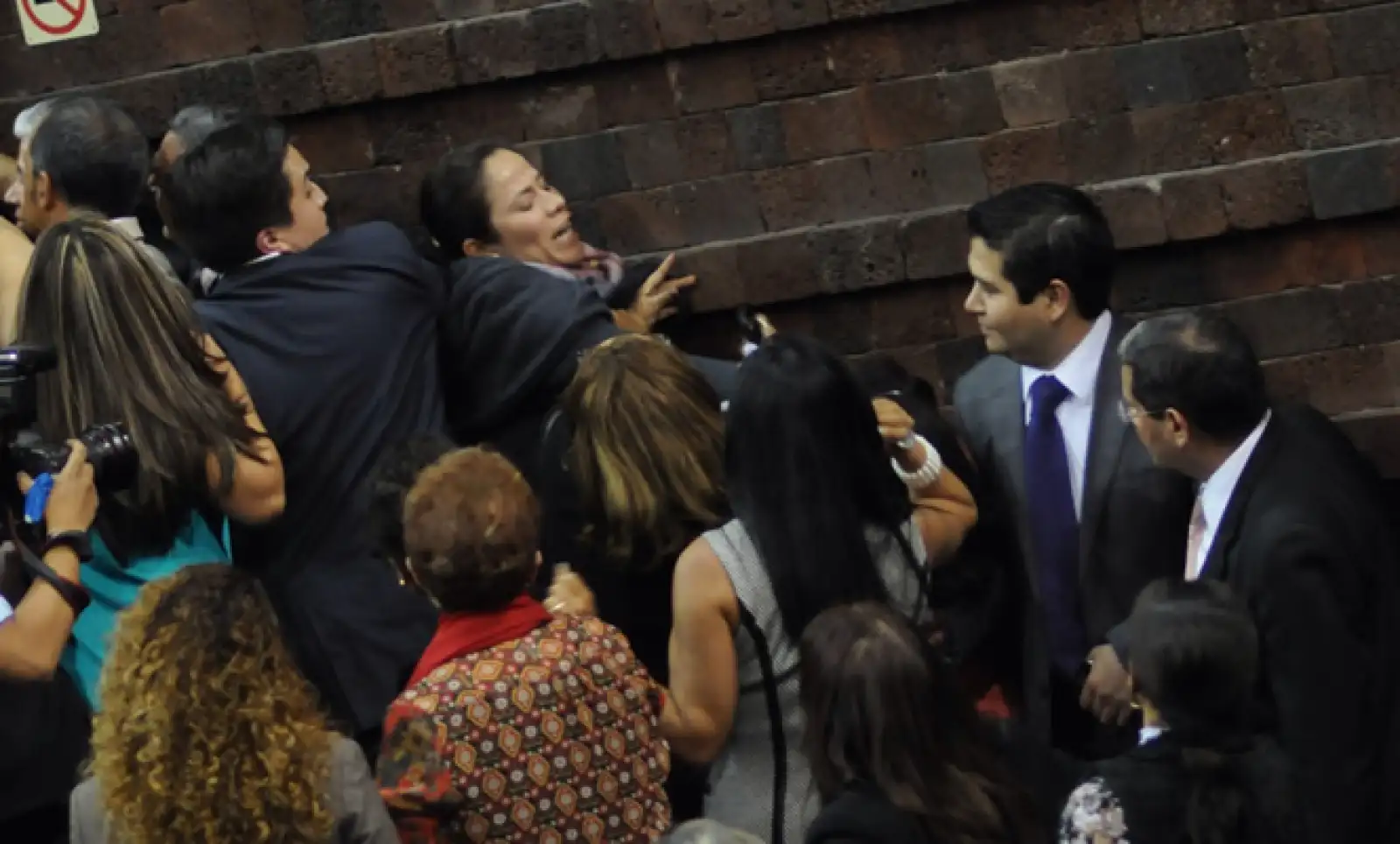Empujones y arañazos no faltaron entre diputados durante la discusión de la minuta que fue enviada por el Senado el pasado miércoles.