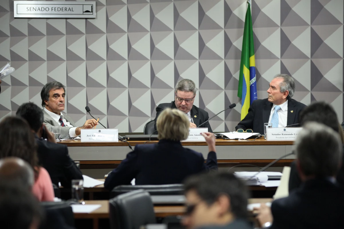 La comisión encabezada por Raimundo Lira mantuvo el calendario original ante las presiones del gobierno interino por acelerar la destitución de Rousseff.