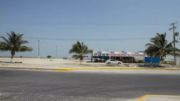 La parte más turística de la playa en Ciudad del Carmen, remodelada a inicios de 2013, luce vacía la mayor parte del tiempo; con restaurantes, tiendas y hoteles nuevos que apenas ven a los pobladores locales tomar una palapa para descansar y remojarse en el mar de la llamada "Perla del Golfo".