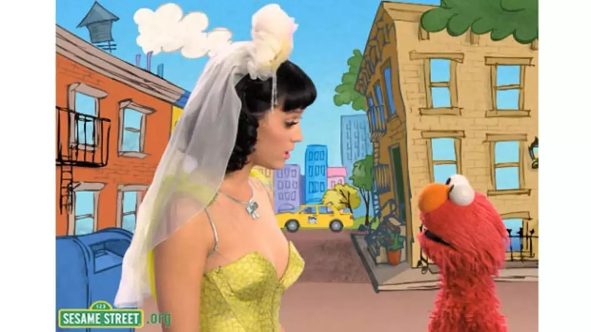La cantante lució un bustier dorado para interpretar una versión de su éxito "Hot N Cold". Pero a algunos les pareció que era demasiado revelador para mostrarlo a los niños.
