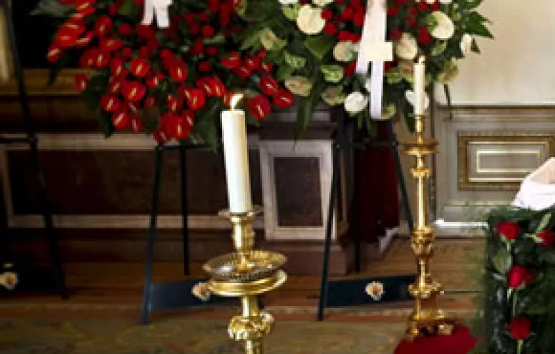 El féretro fue subido a un avión en el aeropuerto de Lanzarote, Canarias, hacia Lisboa, donde se despedirá al escritor portugués, único Premio Nobel de Literatura en esta lengua.