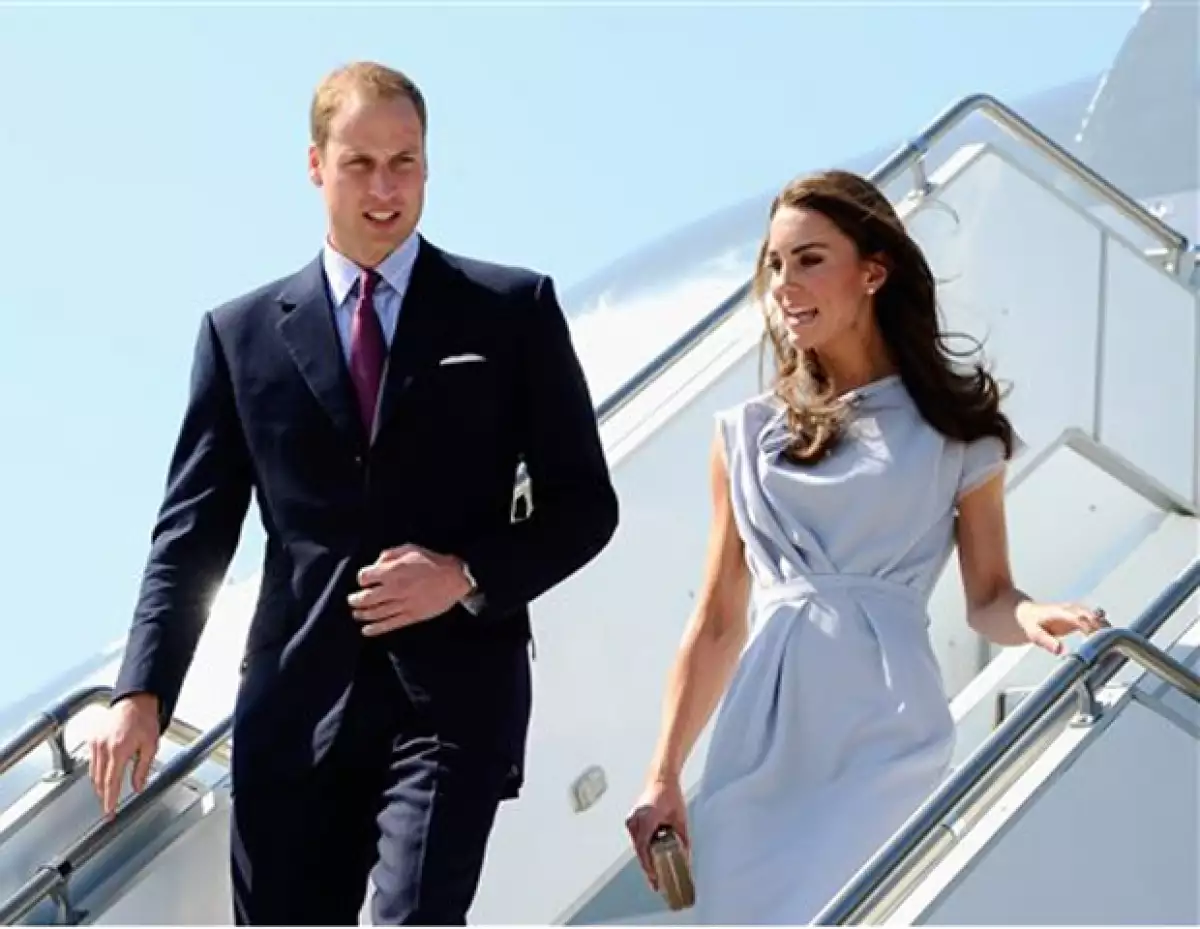 Guillermo y Kate Middleton a su llega al aeropuerto de la ciudad de Los Ángeles.