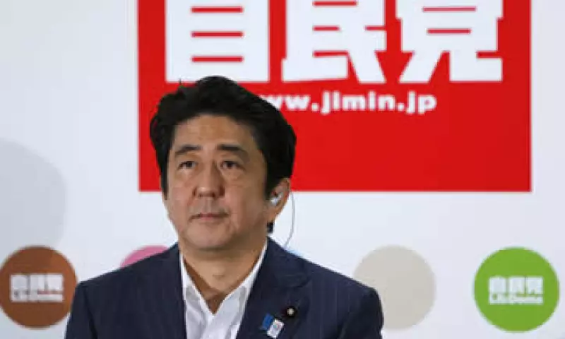 Abe combina política monetaria muy expansiva, gasto fiscal y estrategia de crecimiento. (Foto: Reuters)