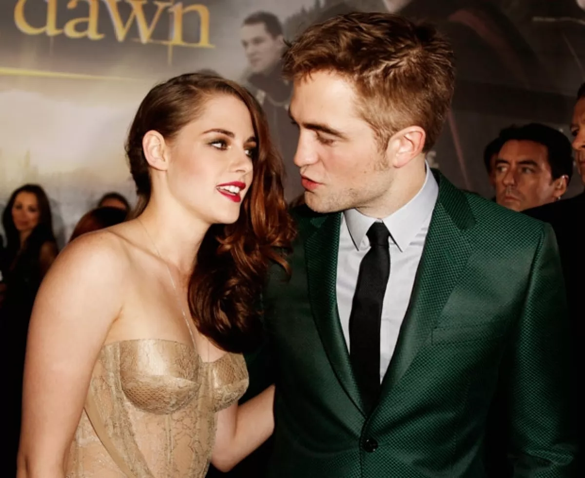 Robert y Kristen iniciaron su noviazgo durante la filmación de Crepúsculo, sin embargom todo terminó tras la infidelidad de la actriz con el director Rupert Sanders..