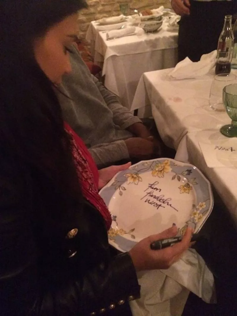 La recién casada compartió emocionada una fotografía de la primera firma que hizo con su nuevo nombre, "Kim Kardashian West", durante su estancia en Praga.