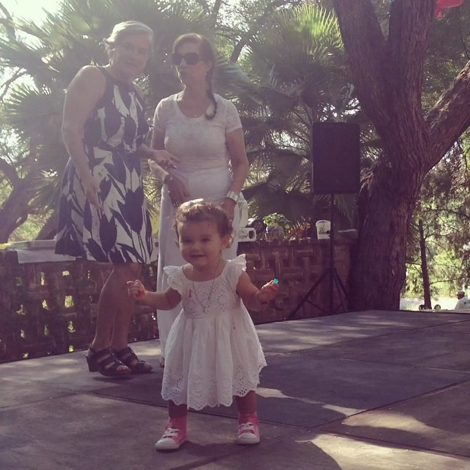 Erin con sus abuelitas, la madre de Aarón Díaz, Robin Spencer, y la madre de Lola Ponce.