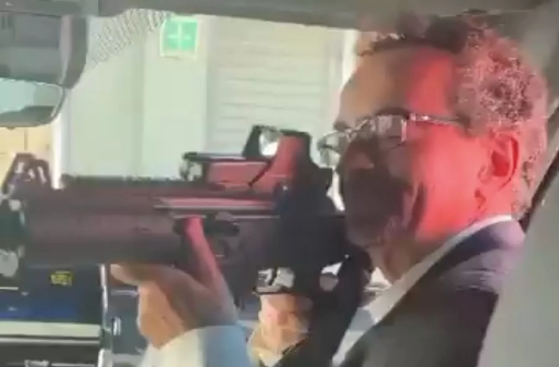 Reino Unido destituye a su embajador en México por apuntar con un arma a empleada