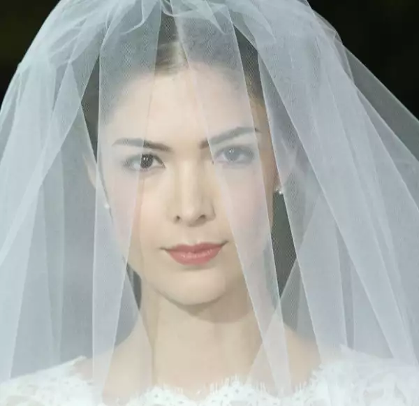 El maquillaje estuvo a cargo de Bobbie Brown.