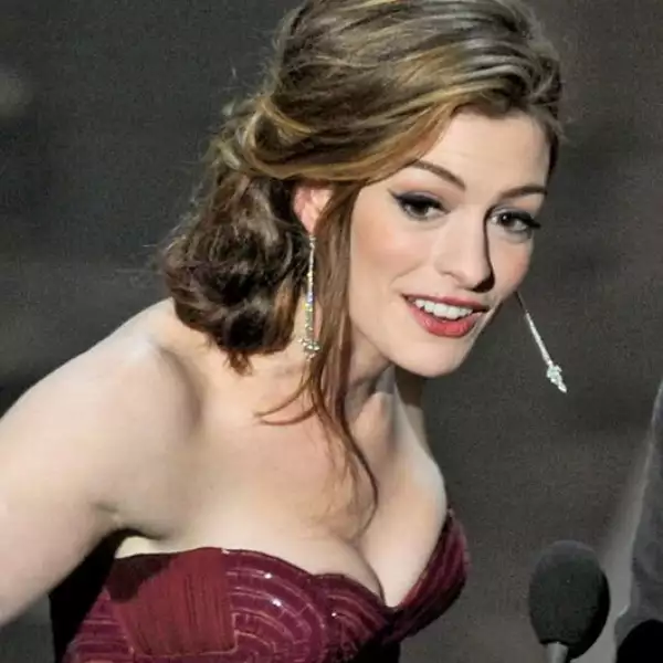 Si buscas algo más elaborado pero aún desenfadado no te pierdas este recogido de lado.