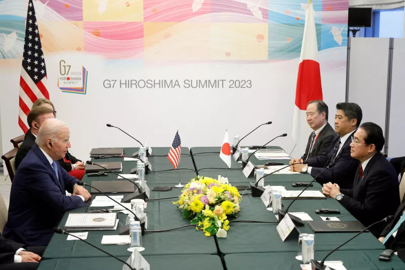 El presidente estadounidense Joe Biden y el primer ministro japonés Fumio Kishida asisten a una reunión bilateral antes de la cumbre de líderes del G7 en Hiroshima, Japón, el 18 de mayo de 2023. 