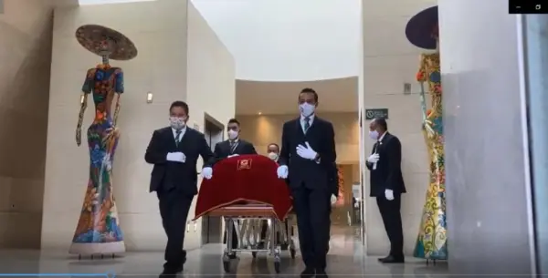 Los restos del expresidente Luis Echeverría son trasladados por personal funerario, sin protocolo de Estado. Tomado de @alfrodotv
