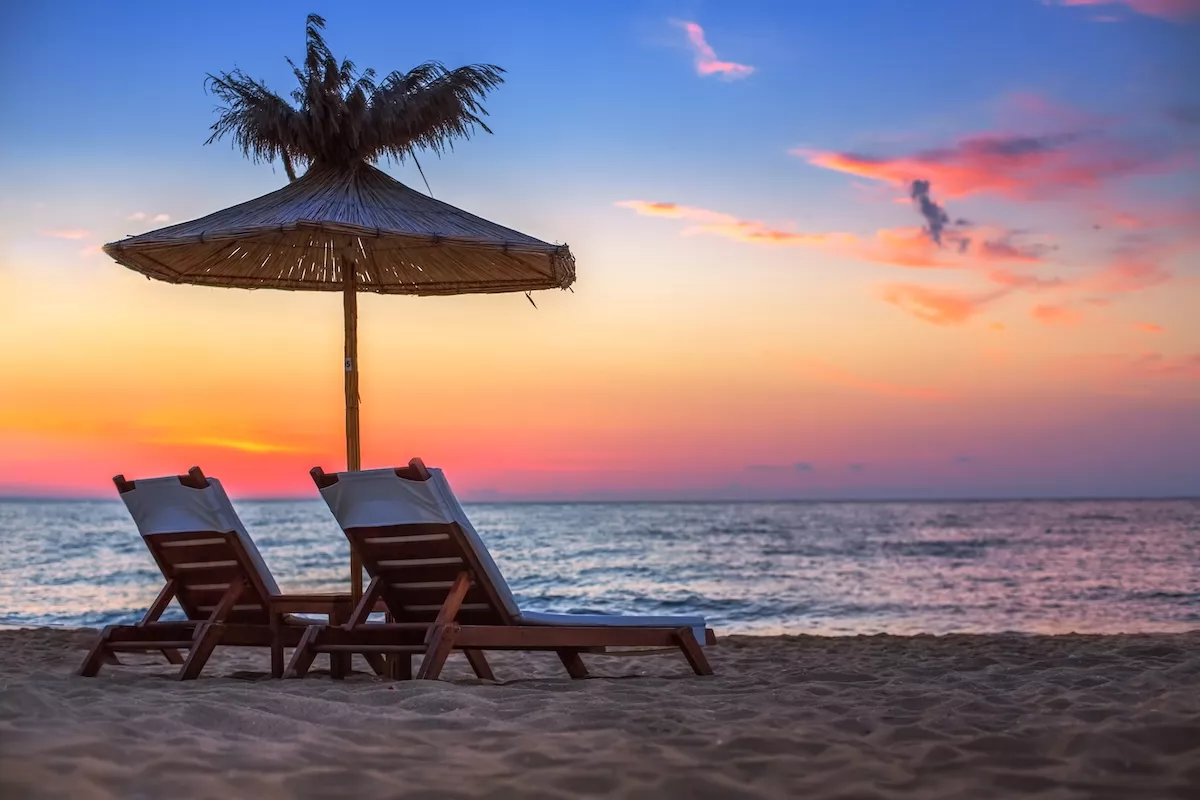 Vivid,Sunrise,On,A,Beautiful,Sandy,Beach,With,Sunshade