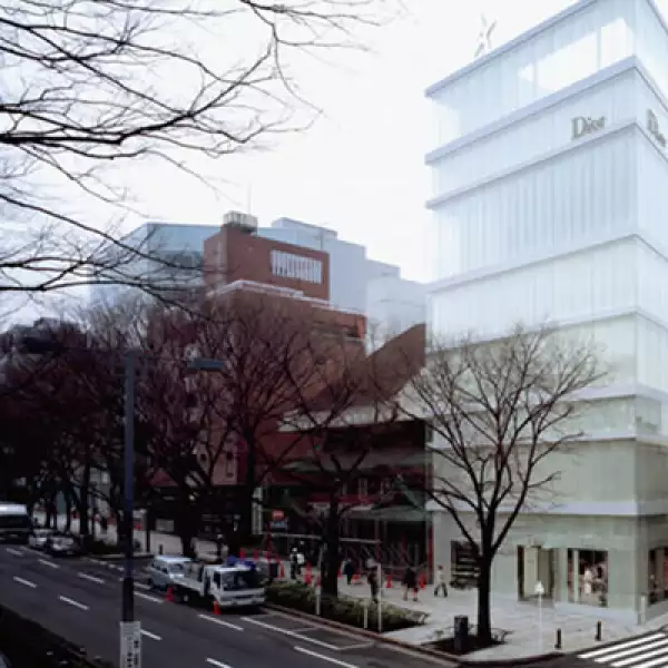 La boutique de Dior, en Tokio, mezcla una fachada de cristal y una segunda capa de pantallas de acrílico que aportan ligereza en el día y por la noche generan destellos de luz.