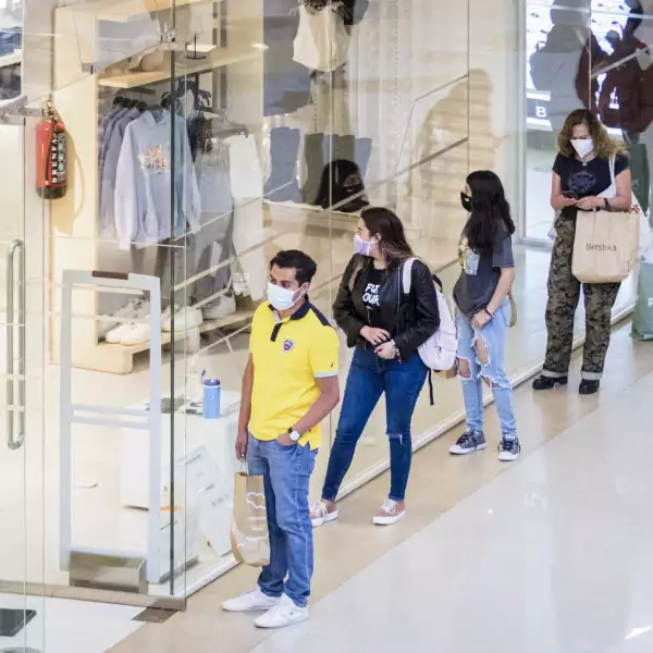 Hoy reabrieron los negocios no esenciales en los Centro Comerciales, esto a pesar de que la ciudad se encuentra en semáforo rojo, en algunas tiendas de ropa se observaron filas para acceder.