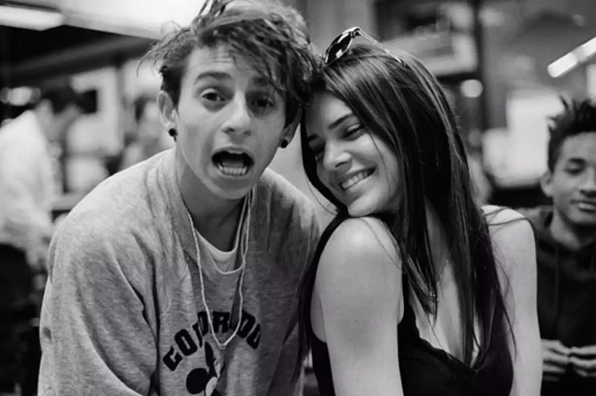 Amigo de su hermano y estrella de televisión, ahora sabemos un poco más acerca del misterioso chico que publicó una polémica imagen de Instagram con la hija de Will Smith.