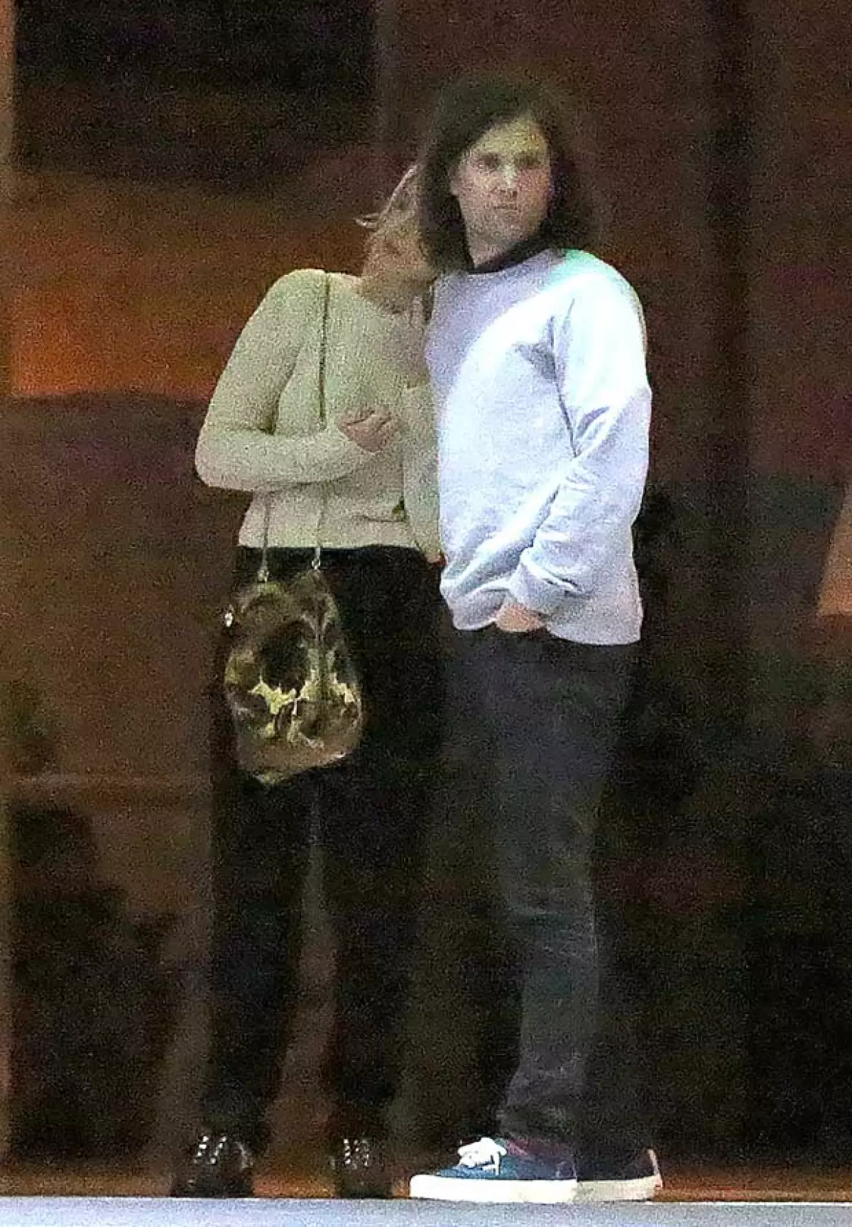 Jen está ayudando en todo lo que puede a Steve para planear la boda, que se llevará a cabo dentro de 6 semanas.