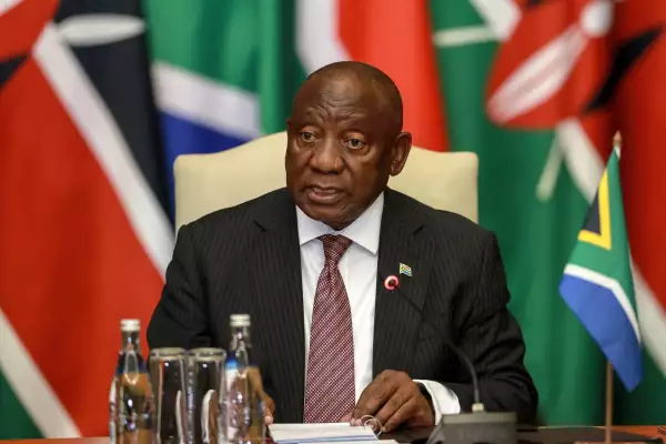 El presidente de Sudáfrica, Cyril Ramaphosa, habla durante su reunión con el presidente de Kenia, William Ruto, en los Edificios de la Unión en Pretoria el 4 de junio de 2026