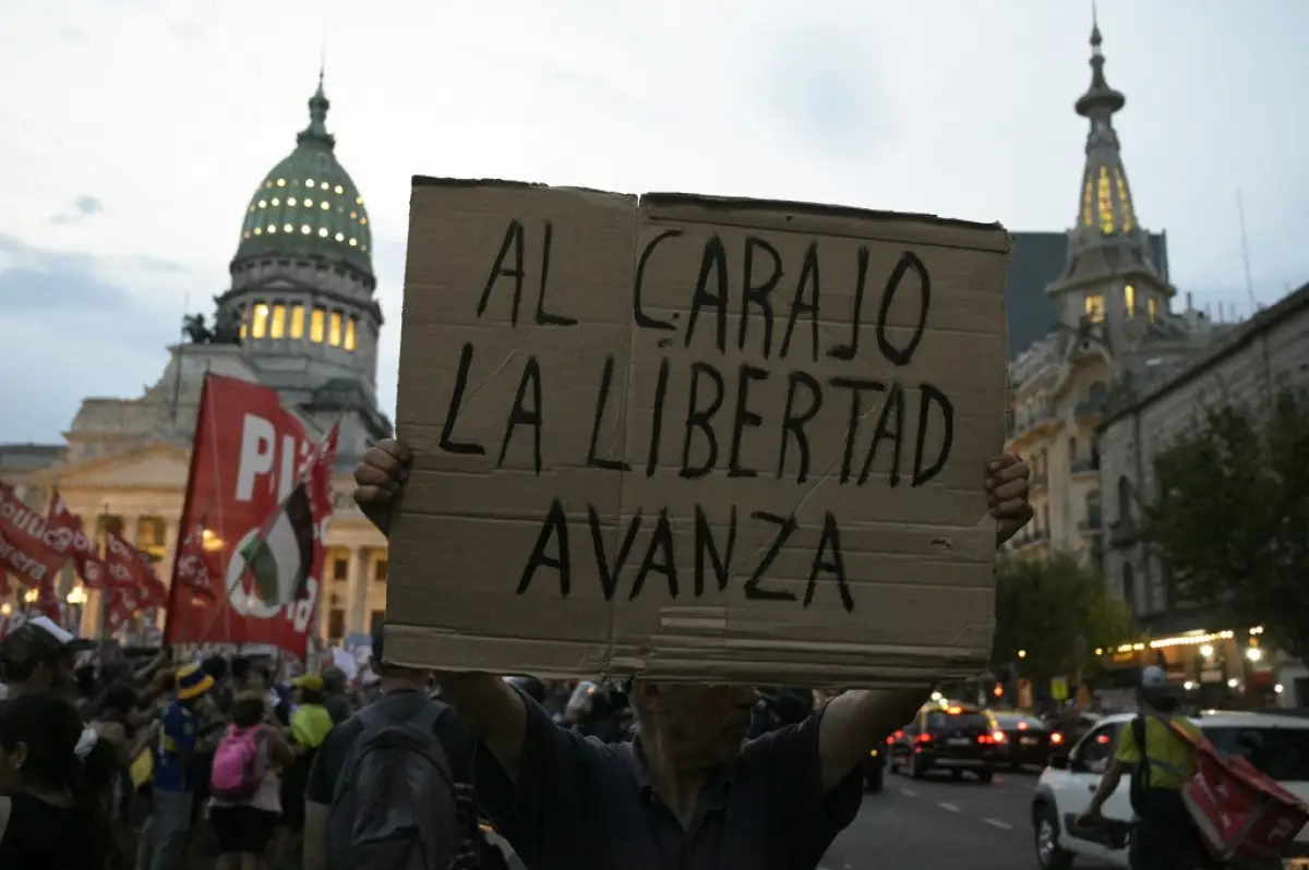 Los manifestantes se reúnen fuera del Congreso mientras los legisladores argentinos debaten sobre el controvertido proyecto de ley ultraliberal de reformas económicas del presidente Javier Milei en Buenos Aires el 6 de febrero de 2024.