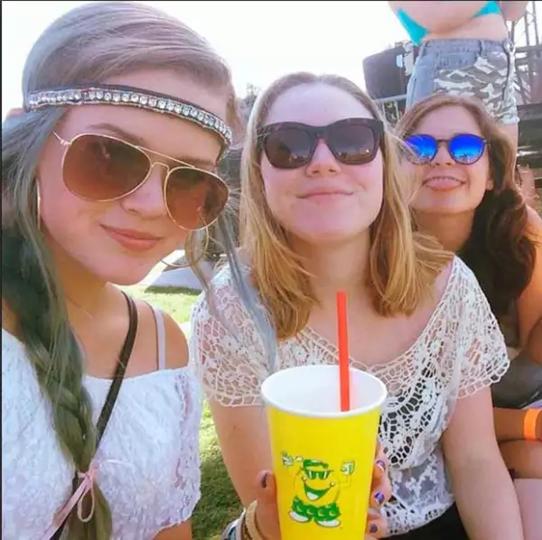 Ava junto a sus amigas en el Festival de Coachella.
