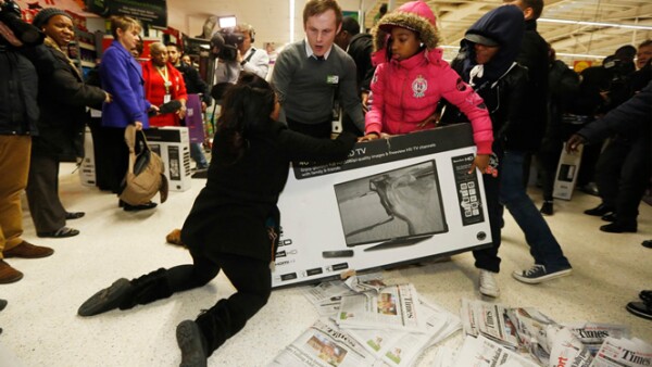 La policía recibió durante la madrugada varias llamadas de emergencia debido a que se registraron peleas en las tiendas. BBC reportó que en la cadena Tesco la policía arrestó a dos personas.