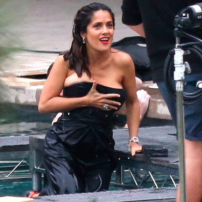 La mexicana se encontraba en una sesión fotógrafica en el agua cuando su vestido se deslizó poniéndola en apuros.