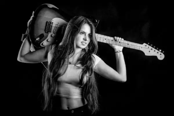 Ahora, tiene 21 años y estudía música.