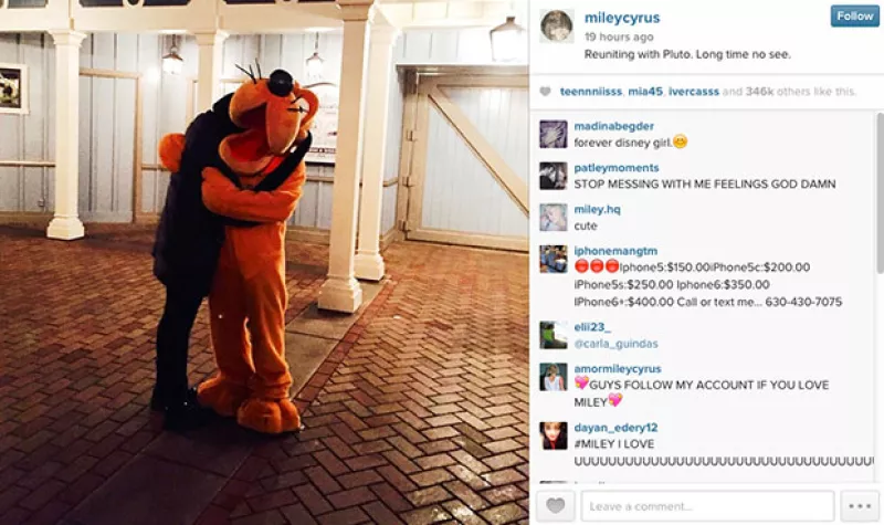 Después de varios años, la cantante regresó a Disneyland acompañada por su novio Patrick Schwarzenegger y su hermana menor, Noah.