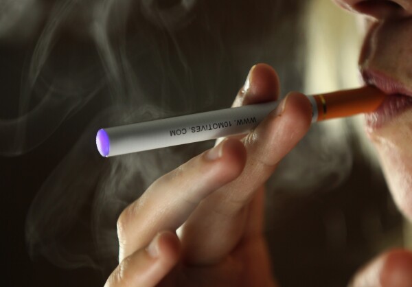 El consumo de cigarros electrónicos aumentó drásticamente en Estados Unidos desde que bajó el uso cigarrillos tradicional.