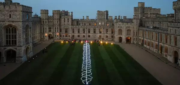 Queen Elizabeth II Platinum Jubilee 2022 - Queen Elizabeth II Lights The Windsor Castle Beacon