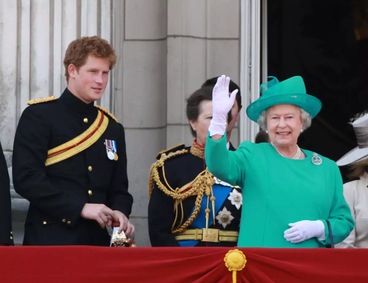 Príncipe Harry y reina Isabel II