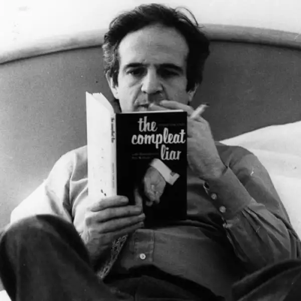 A diferencia del joven Pierre Sarkozy, Truffaut gustaba usar cortes muchos más rectos y el juego de colores en sus prendas era limitado. A pesar de eso siempre supo como portar un saco o una gabard...