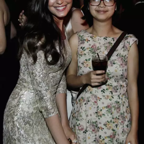 Odette Annable y Charlyne Yi, quien dio vida a la doctora Chi Park, lucieron muy contentas durante la fiesta.
