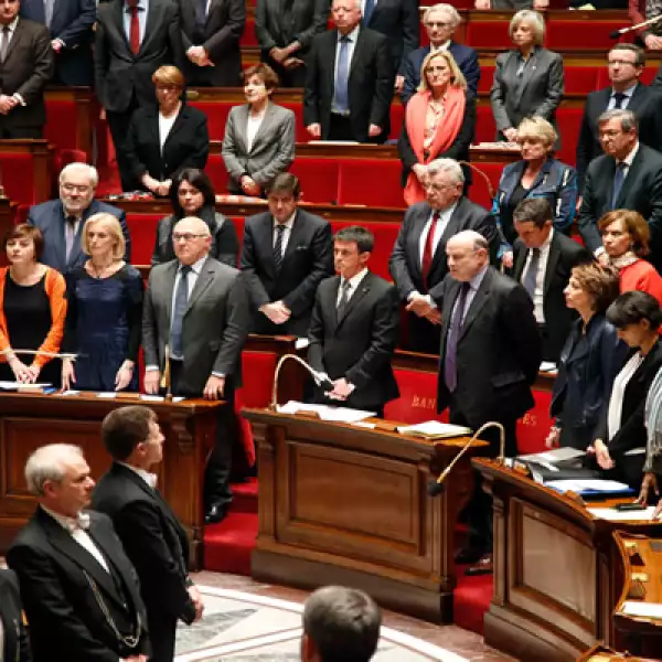 Los miembros del Gobierno francés y diputados guardaron un minuto de silencio durante una sesión en la Asamblea Nacional en París.