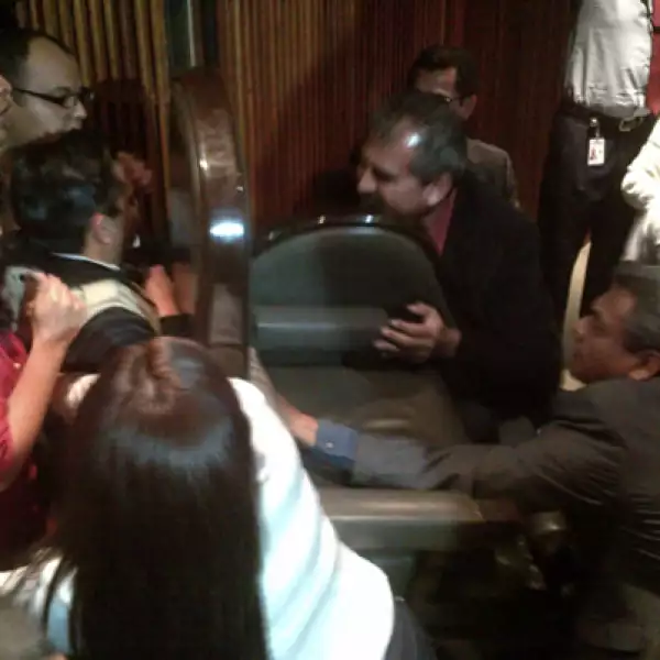 Con sillas apiladas y entre empujones, los legisladores pretenden evitar que se discuta la minuta enviada por la Cámara alta, que propone la apertura a la iniciativa privada del sector energético.